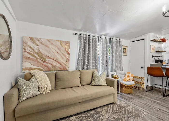 5 Minute Walking To Downtown, Nau, Coffee Shops, Shopping, Parks And More!