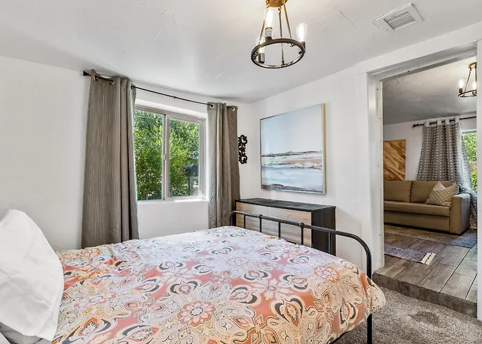 5 Minute Walking To Downtown, Nau, Coffee Shops, Shopping, Parks And More! Flagstaff