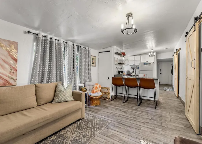Hébergement de vacances 5 Minute Walking To Downtown, Nau, Coffee Shops, Shopping, Parks And More! *