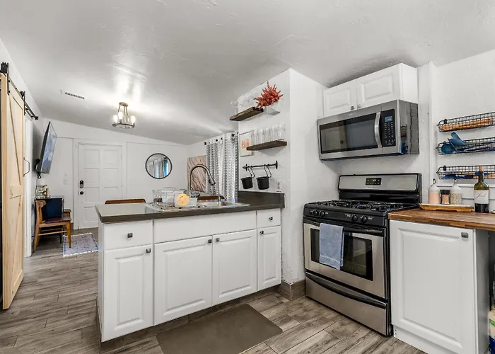 5 Minute Walking To Downtown, Nau, Coffee Shops, Shopping, Parks And More! *